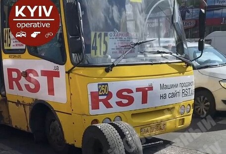 В Киеве на ходу рассыпалась маршрутка: колеса разнесли остановку 