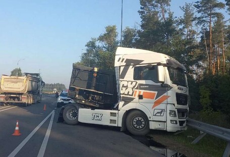 В Киевской области Mazda столкнулась с грузовиком: есть пострадавшие (фото)
