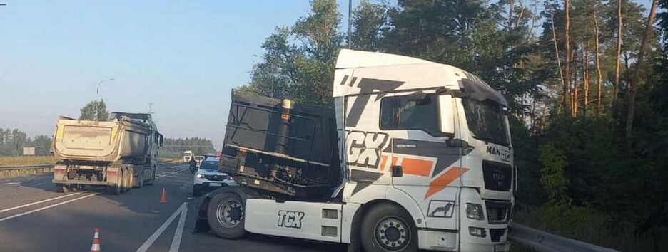 В Киевской области Mazda столкнулась с грузовиком: есть пострадавшие (фото)