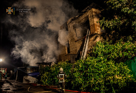 В Киеве сгорел двухэтажный дом и три авто: пострадавший в тяжелом состоянии (фото)