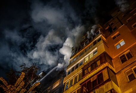 В многоэтажке Киева ночью тушили масштабный пожар: погибла женщина (фото)