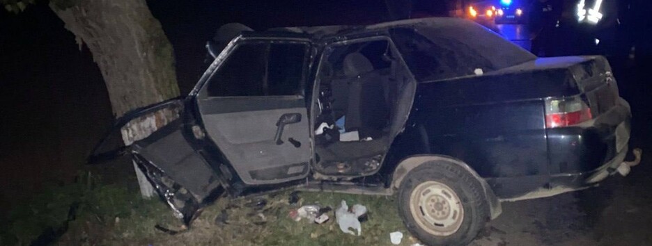 В Киевской области автомобиль влетел в дерево: погиб капитан полиции (фото)