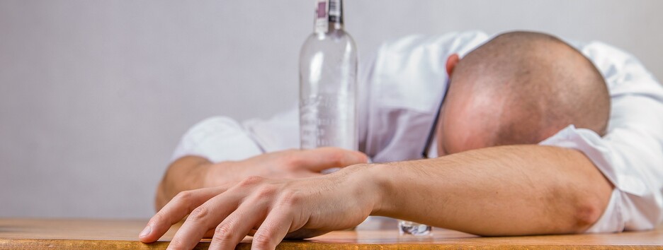 Як полегшити похмілля: медики дали поради, що пити і чим закушувати