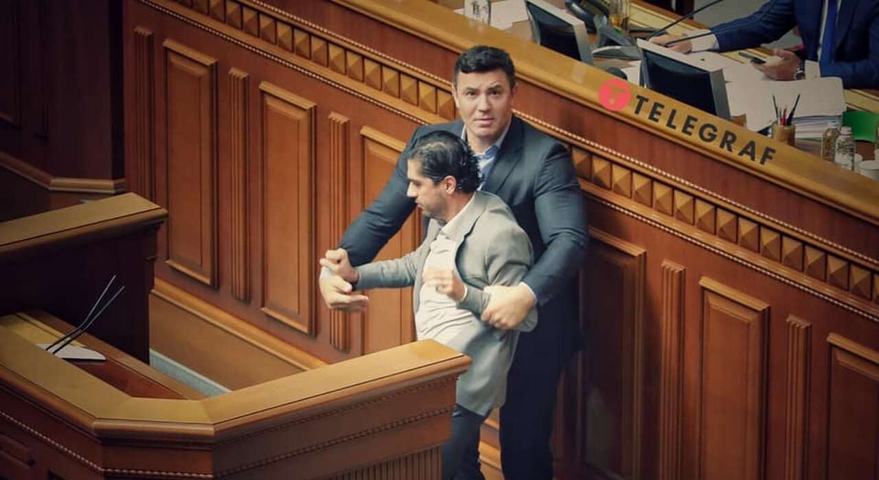 Нова бійка у Раді: Тищенко та Лерос "станцювали" біля трибуни (фото) фото