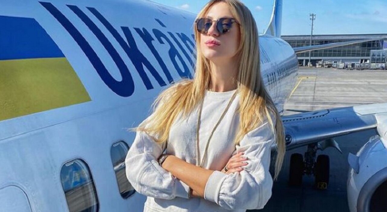 Леся Никитюк насмешила не гламурным снимком у самолета фото