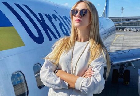 Леся Никитюк насмешила не гламурным снимком у самолета