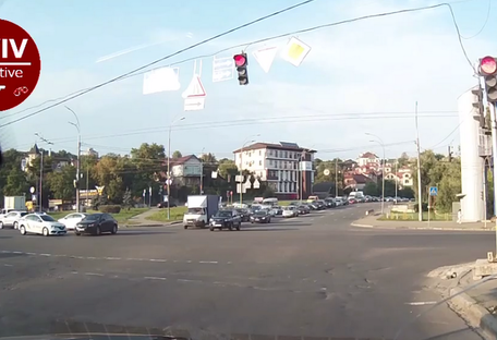 Камера сняла, как в Киеве полицейское авто на скорости таранит 