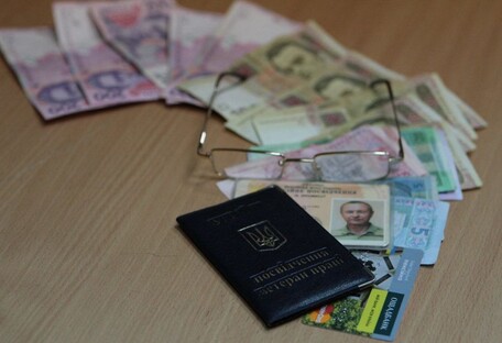 Українцям розповіли, як отримати одразу 10 виплат після виходу на пенсію