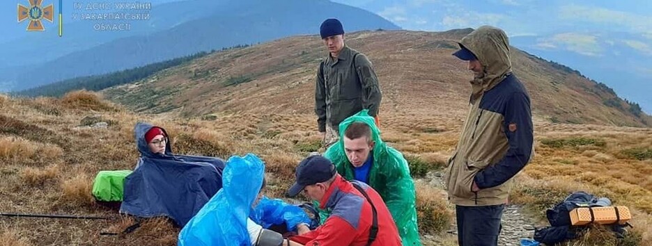 Унесли на носилках: в Карпатах стало плохо 18-летней киевлянке (фото)