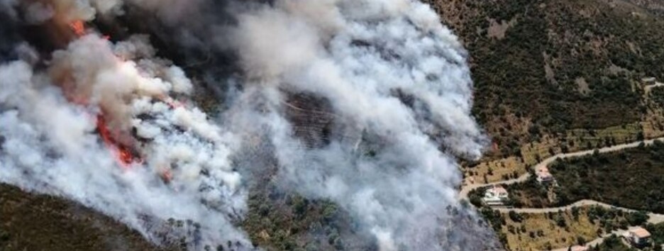 В Іспанії масштабні пожежі знищують ліс : фото з висоти пташиного польоту