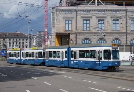 В Виннице увлеченного телефоном парня протащил трамвай: он чудом не пострадал (видео)