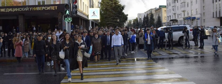 У Росії з помпою відкрили світлофор: з масовкою з бюджетників і телебаченням