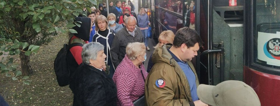 Вибори у Держдуму: окупанти автобусами та потягами вивозять жителів ОРДЛО (фото)