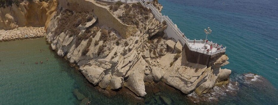 Хотіла зробити селфі: в Іспанії українка зірвалася з висоти у море