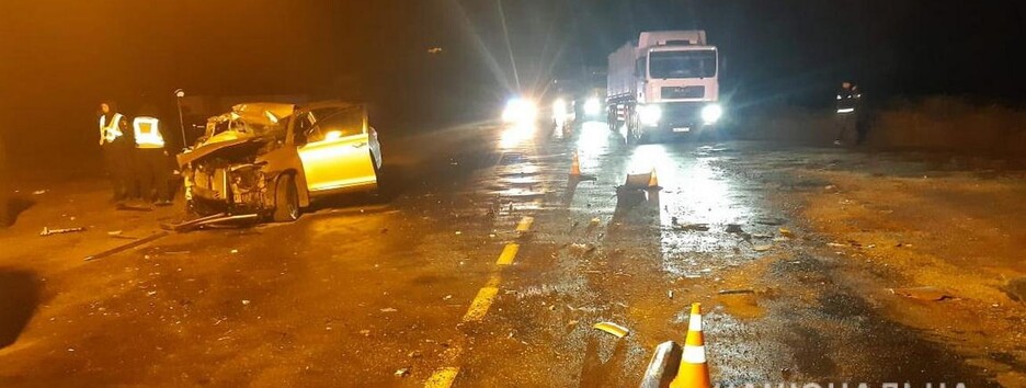 Под Сумами Toyota влетела в грузовик: трое погибших (фото)