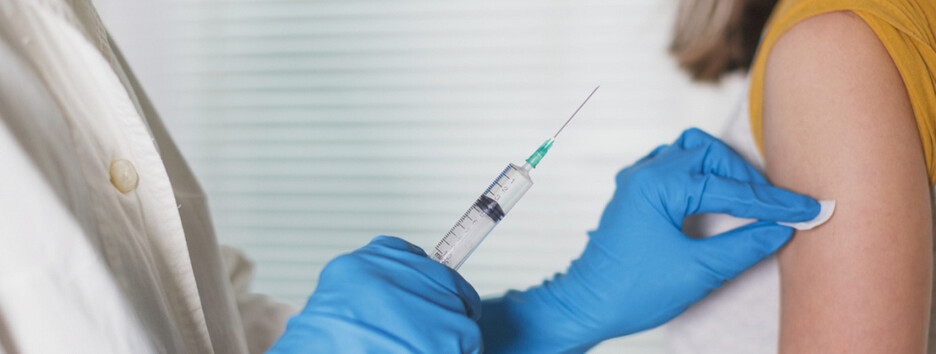 Як працює вакцина від коронавірусу: українцям детально розповіли 