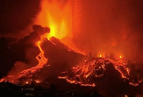 Виверження вулкану на Канарах: лава дісталася до житлових будинків (фото)
