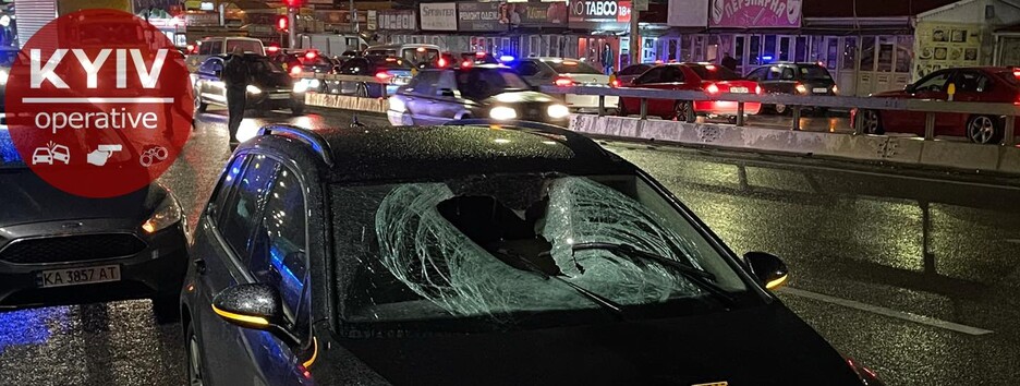 Смертельна ДТП у Києві: пішохід перестрибнув через відбійник і потрапив під колеса авто (фото, відео)