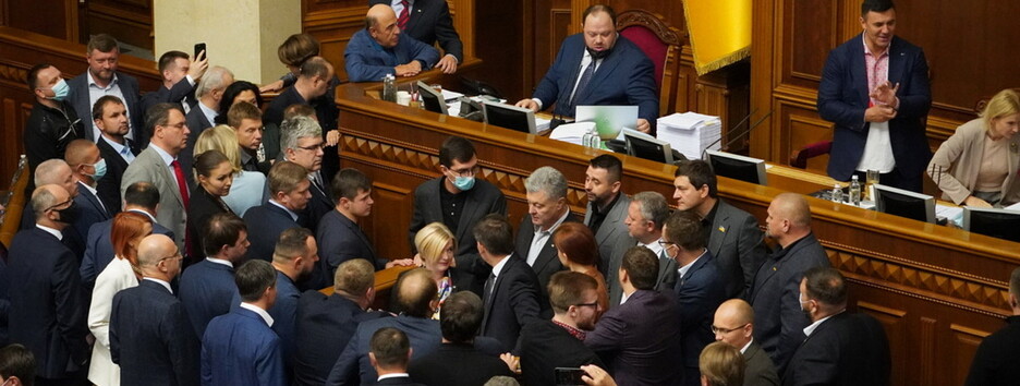 С криками и потасовками: Верховная Рада приняла закон об олигархах (фото)