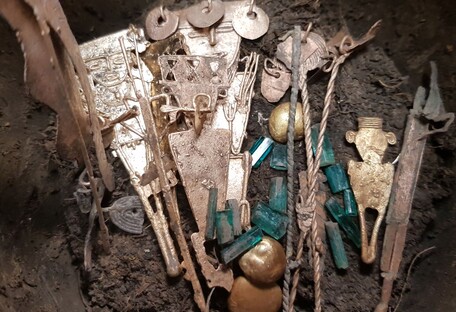 Кувшин с изумрудами и древними фигурками нашли в Колумбии (фото)