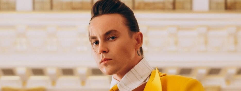 Артему Пивоварову пришлось уводить со сцены настойчивую фанатку (видео)