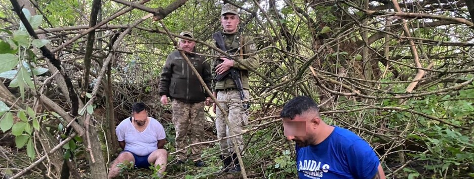 Невдахи дня: порушники кордону стрибнули у річку, течією їх принесло назад