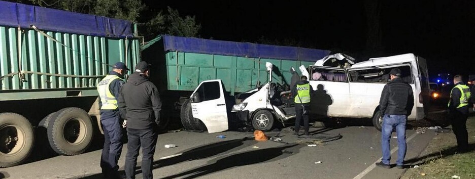 У Миколаївській області мікроавтобус врізався у вантажівку: багато жертв і постраждалих