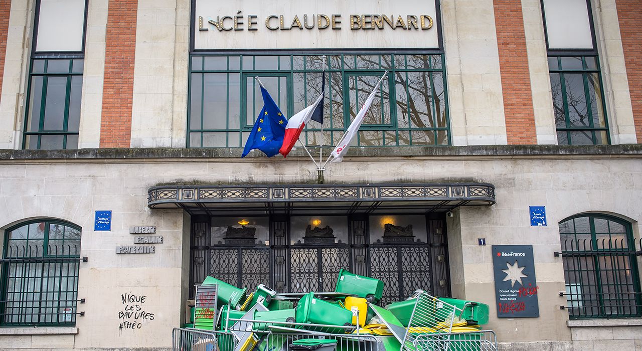 Почему парижские подростки баррикадируют школы