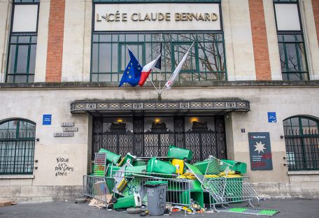 Почему парижские подростки баррикадируют школы