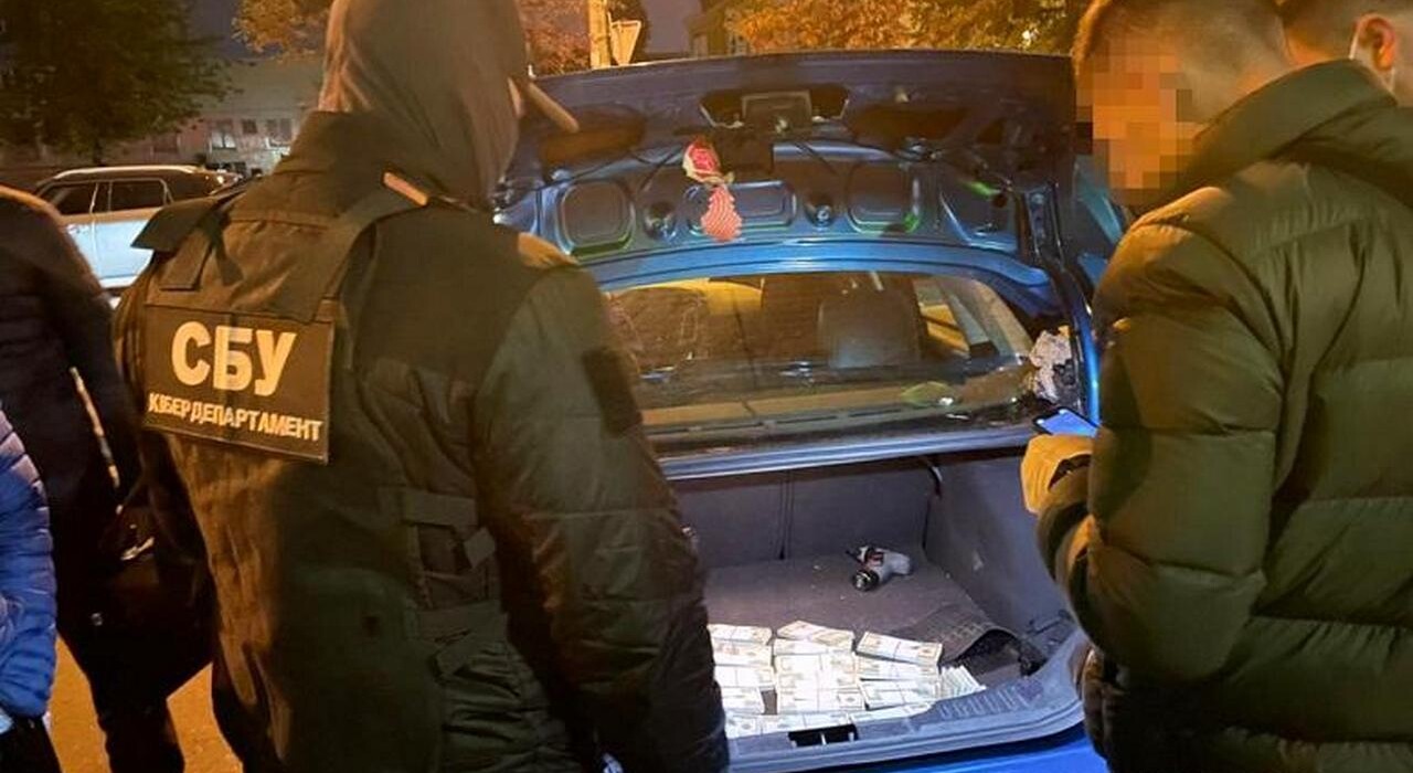 В Киеве задержали дельцов с рекордной суммой фальшивых долларов фото