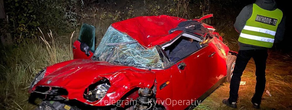 У Києві Mini Cooper злетів у кювет: водій загинув на місці (фото)