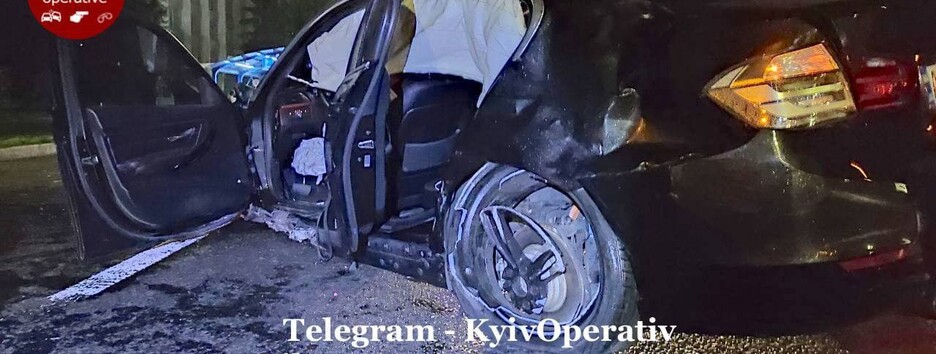 У Києві п'яний водій BMW на швидкості протаранив припарковане авто