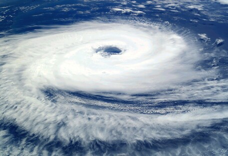 Вчені за допомогою дрона заглянули у центр урагану: зачаровуюче відео