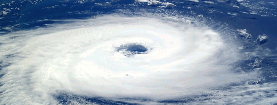 Вчені за допомогою дрона заглянули у центр урагану: зачаровуюче відео