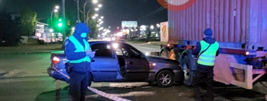 В Киеве на глазах у патрульных пьяный водитель влетел в фуру (фото)