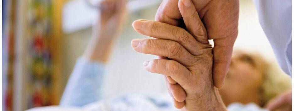 В Украине сиделкам будут платить больше: названо условие