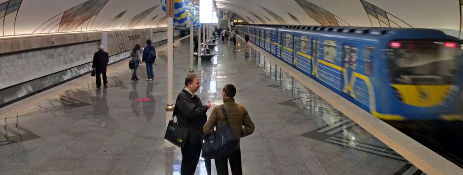 У метро Києва чоловіка вдарили ножем (відео)