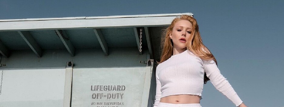 Дикая красота: Тина Кароль в синем шелке прогулялась по пустыне (фото) 