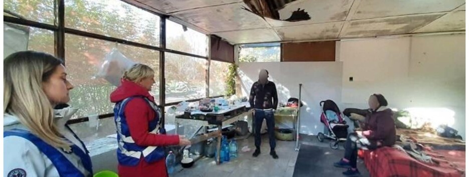 Жили у покинутій будівлі: у Києві у матері відібрали 4-місячну дитину