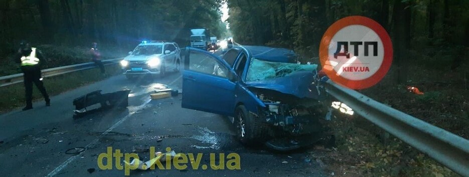 Под Киевом Mitsubishi врезался в КамАЗ: водителя легковушки извлекли уже мертвым