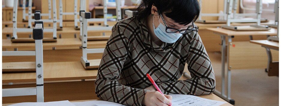 Учителей без прививки оставят без зарплаты: директор школы в Киеве решил судиться