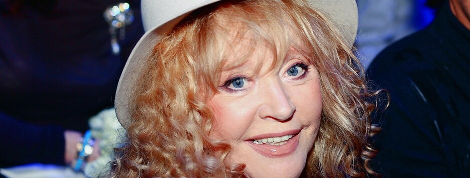 В мини и с копной на голове: Алла Пугачева удивила внешним видом (фото) 