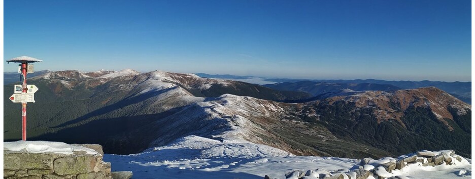 На горе Поп Иван в Карпатах выпал снег (фото)