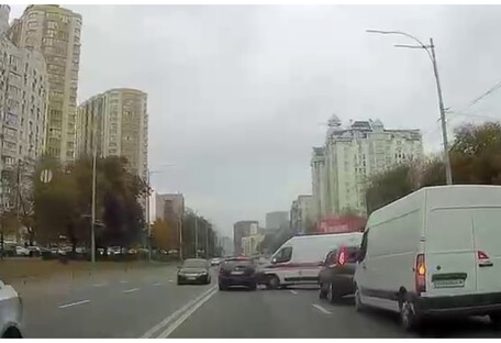 В Киеве Volkswagen протаранил 