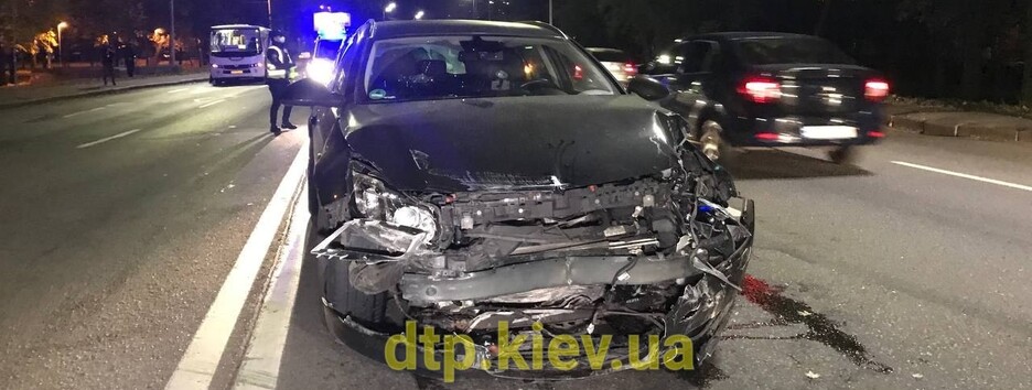В Киеве пьяный водитель легковушки на полном ходу врезался в маршрутку (фото)