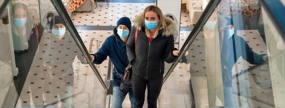 ТРЦ в Украине начали запрещать вход непривитым: кого это касается