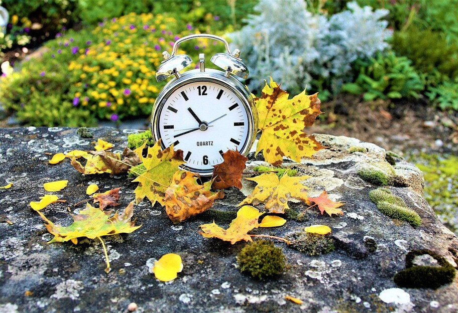 Переведення годинника в Україні 2021 - 31 жовтня буде перехід на зимовий час чи ні - фото 1