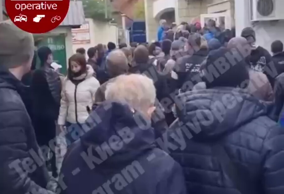 У Києві в аптеку вишикувалася величезна черга - відео, навіщо стоять люди - фото 1