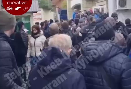 Появилось видео, как в Киеве большая толпа 