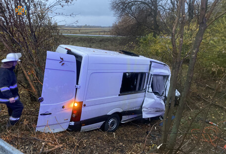 У Харківській області мікроавтобус зіткнувся з вантажівкою: є жертви і поранені